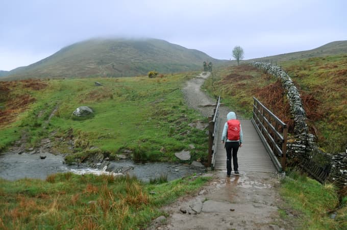 Vzpon na Conic Hill. Malo za tem mostom so z leve in desne začele napadati trume turistov.