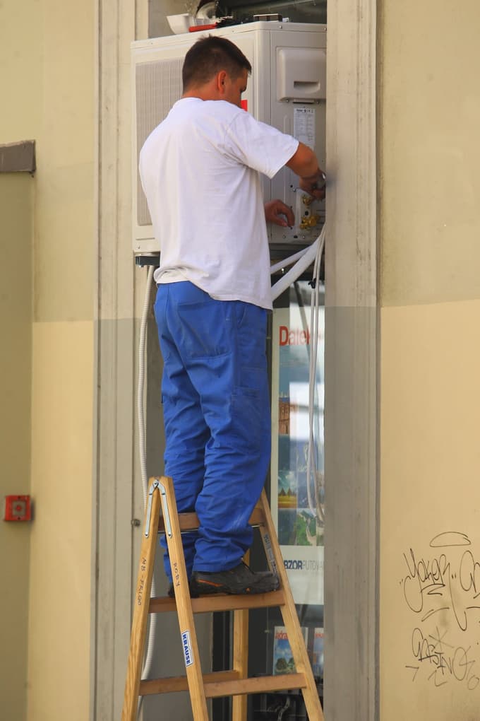 Če se pojavi težava, je priporočljivo čim prej poklicati serviserja, saj se lahko manjša težava hitro poslabša in zahteva dražje popravilo.