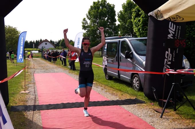Med mlajšimi mladinkami v super sprint triatlonu je slavila Neža Jarc (TK 3life).