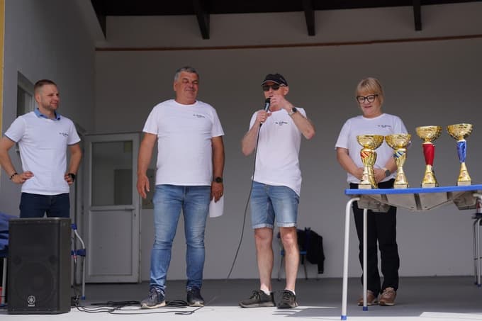 Ptujski triatlon že od prve izvedbe živi pod taktirko Rada Ačimovića (z mikrofonom).