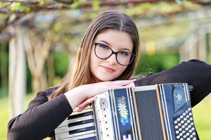 Trenutno je v Sloveniji bolj priljubljena frajtonarica, toda Nika Hojnik prisega na klavirsko harmoniko. 