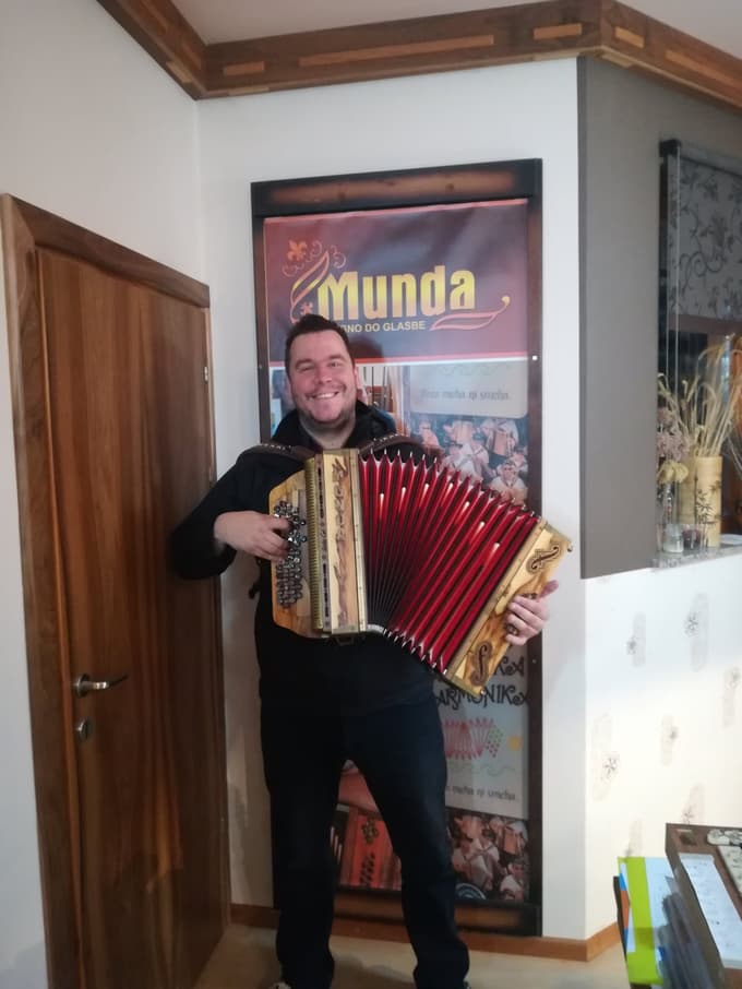 Siniša Čeh, mentor, ki je mladi harmonikarki tudi velik vzor, vsak dan igra. Najraje na frajtonarico.