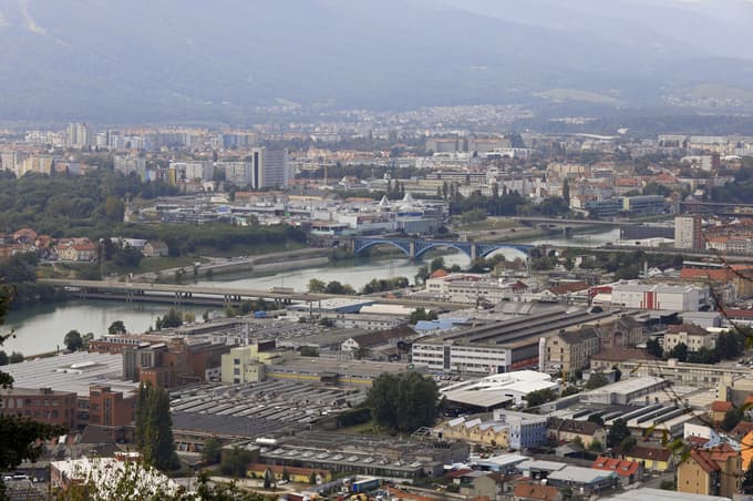 Propad velikih tovarn ob koncu prejšnjega stoletja je pustil globoke rane - ne le v smislu brezposelnosti in demografskega upada, temveč tudi v smislu nezaupanja do velikih obljub o "razvoju" in "napredku".