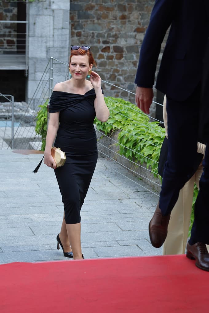 (FOTO) Maščevalna obleka? Asta Vrečko ukradla pozornost s podobo, ki je močno spominjala na jezno princeso Diano