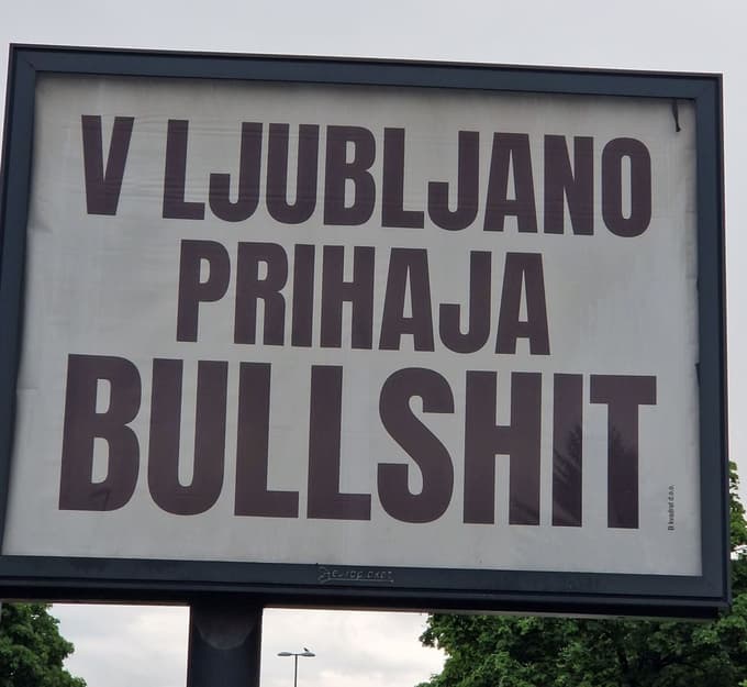 (FOTO) S plakatov sporočajo: V Ljubljano prihaja bullshit. Kaj to pomeni?