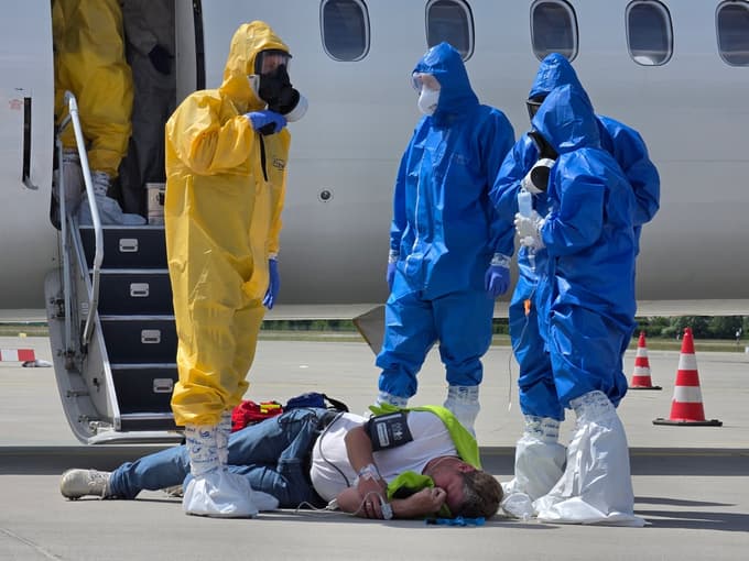 (FOTO in VIDEO) V Avstriji zasilni pristanek letala iz Afrike: Sum na pacienta z ebolo na krovu letala