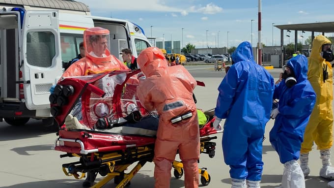 (FOTO in VIDEO) V Avstriji zasilni pristanek letala iz Afrike: Sum na pacienta z ebolo na krovu letala