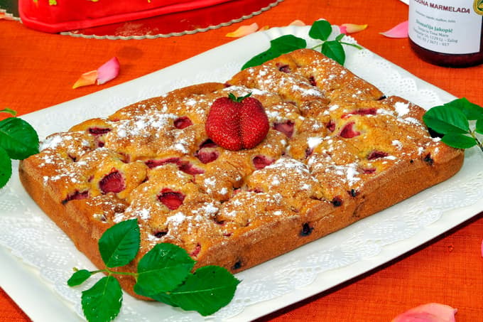 Pita z jagodno marmelado