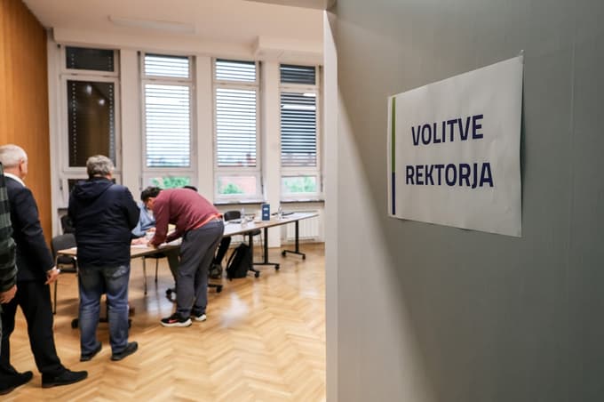 Na dan odločitve smo dobre pol ure po odprtju obiskali volišče na fakulteti za strojništvo na Smetanovi ulici.