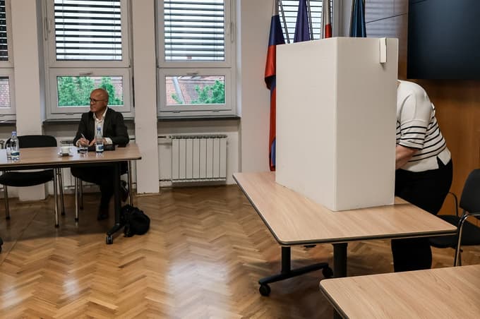 (FOTO) Dan odločitve za Univerzo v Mariboru: Kako se med kandidatoma za rektorja odločajo študenti in zaposleni?