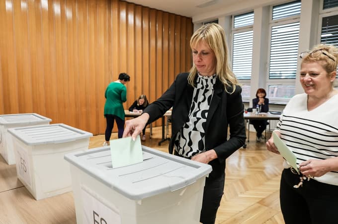 (FOTO) Dan odločitve za Univerzo v Mariboru: Kako se med kandidatoma za rektorja odločajo študenti in zaposleni?