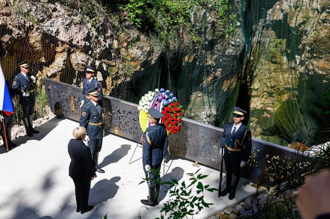 Predsednica republike Nataša Pirc Musar pri grobišču Jama pod Macesnovo gorico. Odkar je v predsedniški palači, se je večkrat zavzela za "dostojen prostor spomina" in trajni pokop žrtev povojnih pobojev.