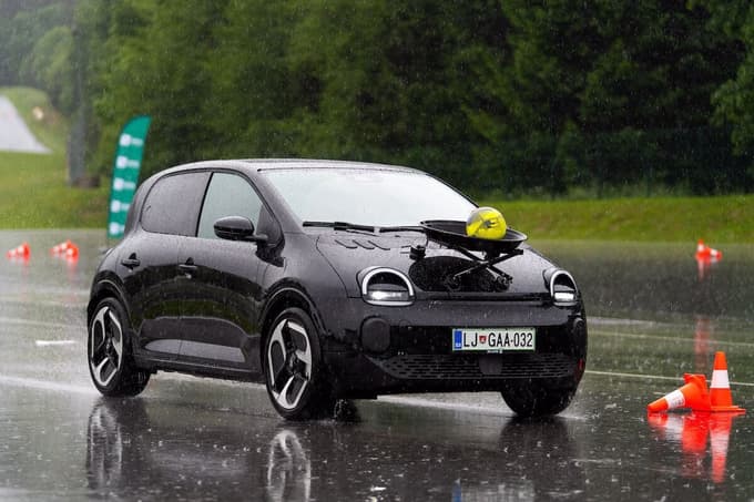 Eden od izzivov: slalom z žogo na pokrovu.