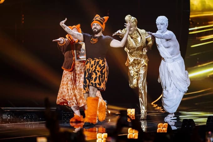 Grk Akylas je s skladbo Ferto eden večjih letošnjih favoritov. Poje o nenasitnih človeških ambicijah. 