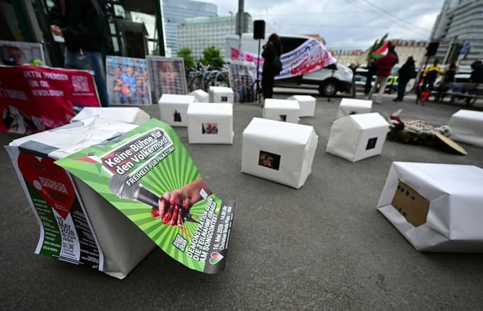 Majhne krste. Eden od protestov, ki spremljajo prireditev.  
