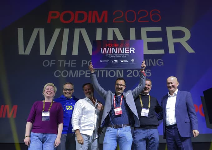 Anže Smerdelj iz Datane s predstavniki organizatorjev konference Podim