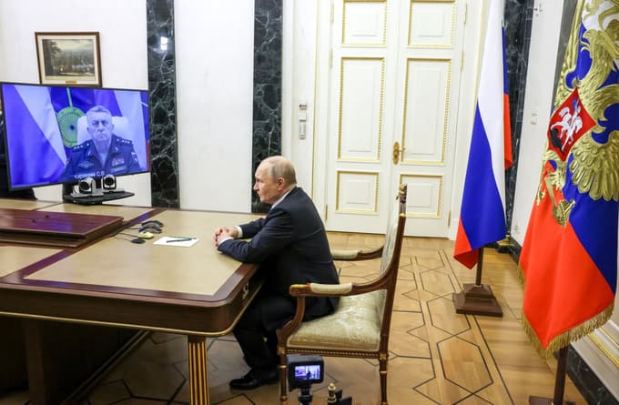 Ruski predsednik Vladimir Putin je bil ob izstrelitvi na zvezi s poveljnikom ruskih strateških raketnih sil Sergejem Karakajevom 