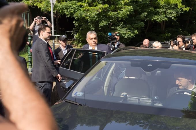 Viktor Orbán in Antal Rogán (za volanom)