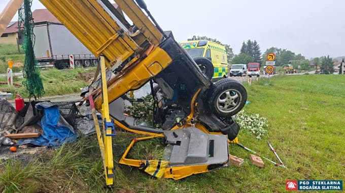 (FOTO) S tovornjakom trčil v semafor in se prevrnil na streho, iz vozila so ga reševali gasilci