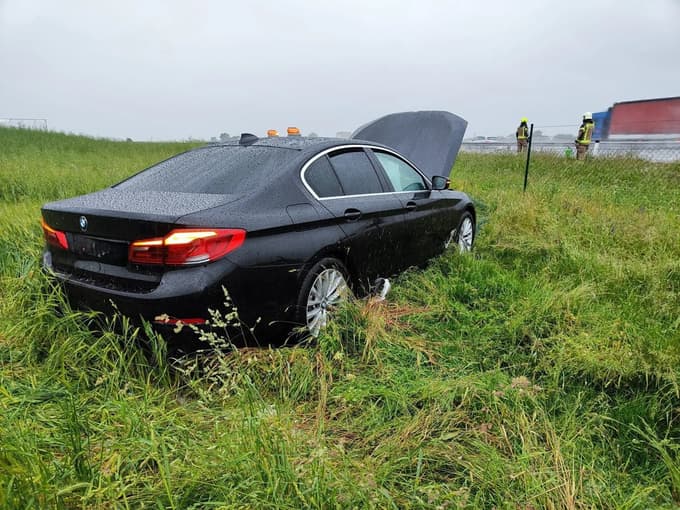 (FOTO) Zaradi neprilagojene hitrosti prebil ogrado na avtocesti in končal v jarku