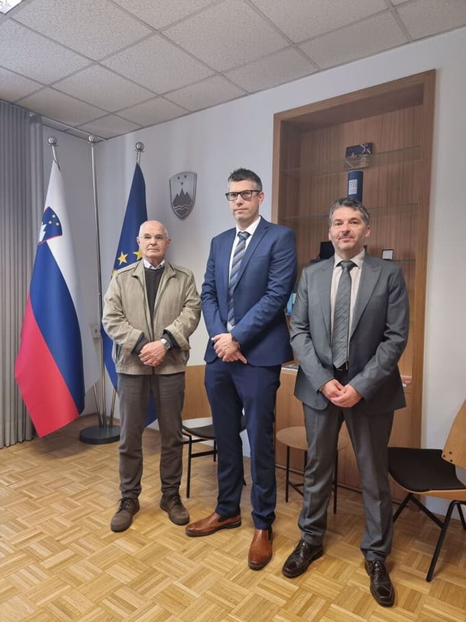 Mag. Ivan Pridigar (v sredini), novi vodja SDT, po prisegi.