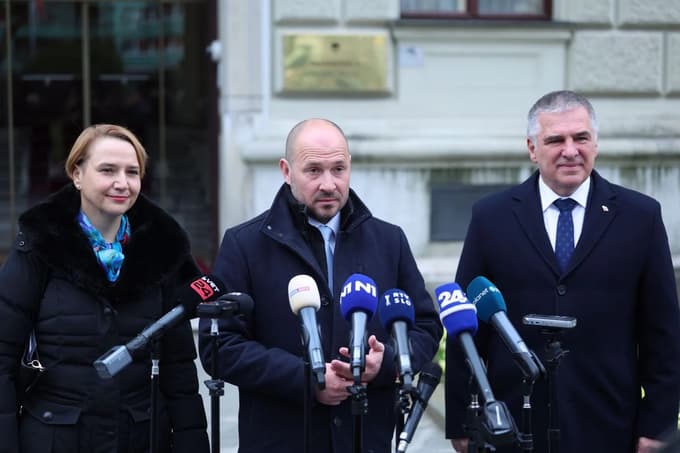 SDS, Demokrati ter trojček NSi, SLS in Fokus podpisali koalicijsko pogodbo. Janša: "Kdor ni proti nam, je lahko z nami!"