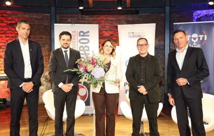 Podpredsednik OOZ Maribor Smiljan Škarica, predsednik Marko Gorjak, letošnja zmagovalka Gabrijela Fekonja, lanski zmagovalec Davor Bračič iz Gostilne Karla in podpredsednik OOZ Maribor Aleš Pulko.