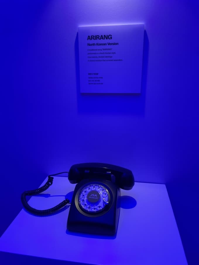 V muzeju JSA (Skupno varnostno območje) so stari telefoni, prek katerih lahko poslušamo zgodbe vojnih veteranov.
