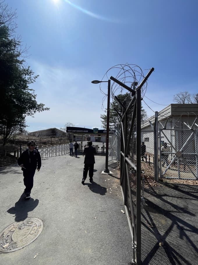 DMZ (p)ostaja ogledalo našega časa.