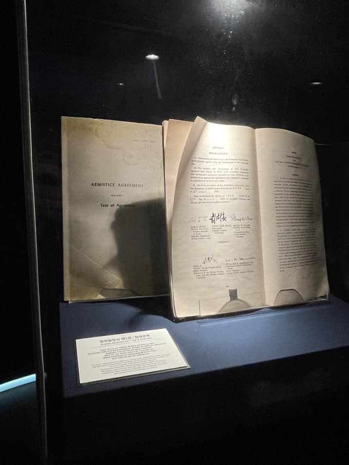 V Camp Greaves hranijo tudi kopijo sporazuma o premirju iz leta 1953, dokumenta, ki je ustavil spopade korejske vojne, ni pa prinesel miru. Prav ta sporazum je ustvaril DMZ, eno najbolj nenavadnih in napetih meja sodobnega sveta.