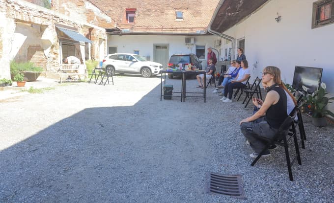 S skupnostnimi in participativnimi intervencijami na številnih dvoriščih ustvarjajo "zelene" mestne oaze, ki blažijo klimatske presežke, hkrati pa gradijo in povezujejo skupnosti in ustvarjajo bolj odporna mesta.