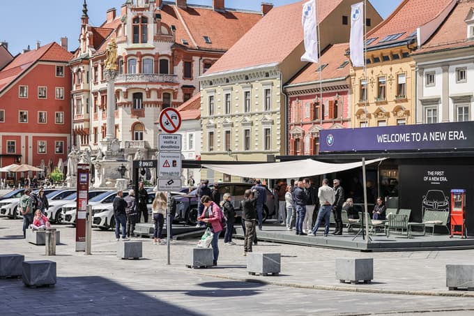 (FOTO) BMW-jev paviljon na Glavnem trgu v Mariboru: Neokusna promocija ali sodoben dogodek?