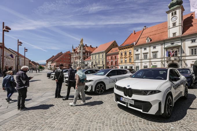 (FOTO) BMW-jev paviljon na Glavnem trgu v Mariboru: Neokusna promocija ali sodoben dogodek?