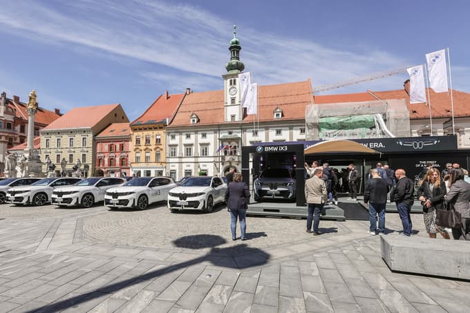 (FOTO) BMW-jev paviljon na Glavnem trgu v Mariboru: Neokusna promocija ali sodoben dogodek?