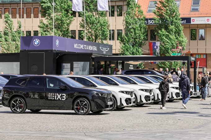 (FOTO) BMW-jev paviljon na Glavnem trgu v Mariboru: Neokusna promocija ali sodoben dogodek?