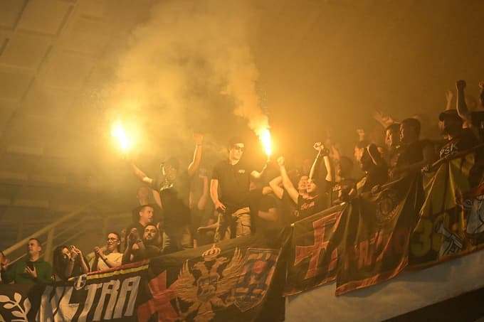 (FOTO) Drama v dimu in peklu Morače: Slovenski rokometaši domov z minimalno zmago