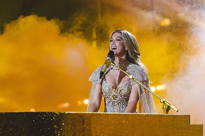 Avstralka Delta Lea Goodrem poje Eclipse. Nekoč je premagala raka.  