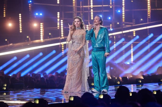 Voditelja Victoria Swarovski in Michael Ostrowski. Nekaterim se zdita "preveč medla", drugim pa šarmantna in duhovita.  