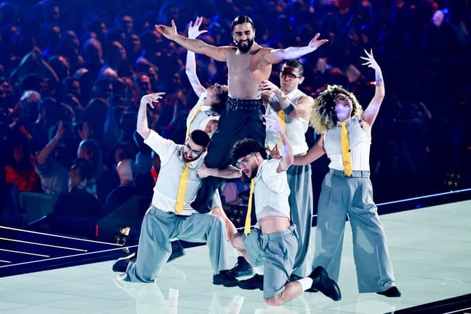 Armenec Simon je med skladbo "Paloma Rumba" pokazal mišice. 