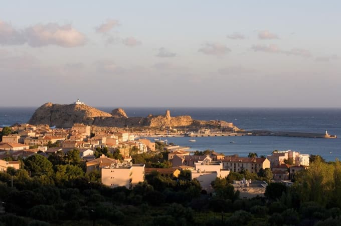 Med Korziko in Sardinijo je le približno 12 kilometrov širok Bonifacijev preliv. 