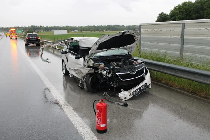 (FOTO) Groza na dolenjski avtocesti: Z avtom silovito trčil v prikolico tovornjaka