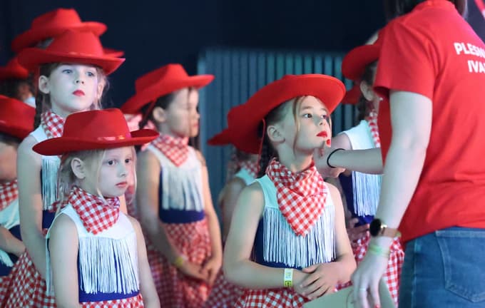 (FOTO) Več kot 2000 plesalcev zavzelo Dvorano Tabor: Od baleta do break dancea v nekaj minutah