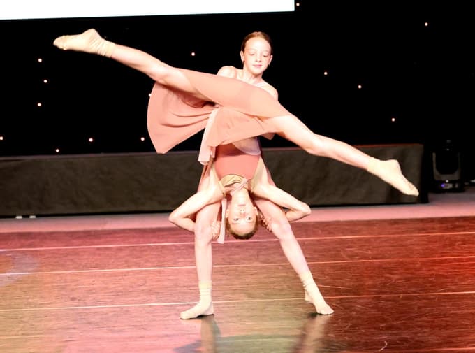 (FOTO) Več kot 2000 plesalcev zavzelo Dvorano Tabor: Od baleta do break dancea v nekaj minutah
