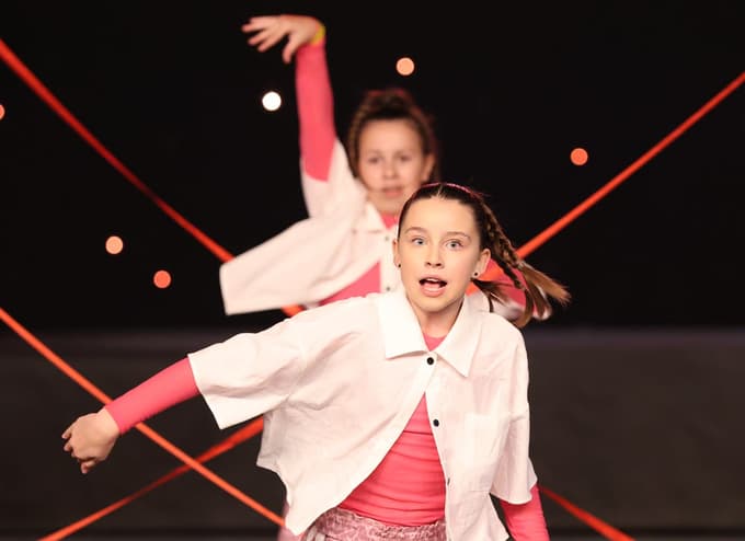 (FOTO) Več kot 2000 plesalcev zavzelo Dvorano Tabor: Od baleta do break dancea v nekaj minutah