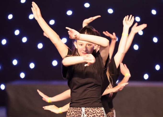 (FOTO) Več kot 2000 plesalcev zavzelo Dvorano Tabor: Od baleta do break dancea v nekaj minutah