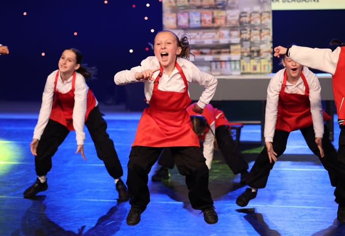 (FOTO) Več kot 2000 plesalcev zavzelo Dvorano Tabor: Od baleta do break dancea v nekaj minutah