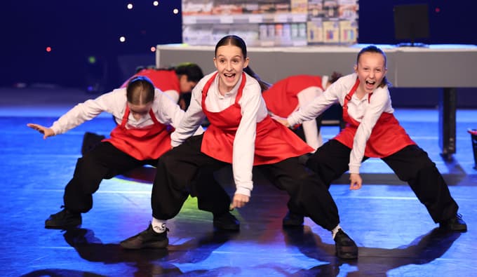 (FOTO) Več kot 2000 plesalcev zavzelo Dvorano Tabor: Od baleta do break dancea v nekaj minutah