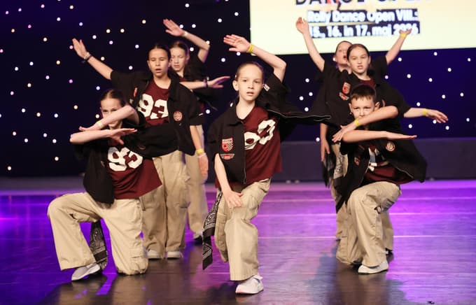 (FOTO) Več kot 2000 plesalcev zavzelo Dvorano Tabor: Od baleta do break dancea v nekaj minutah