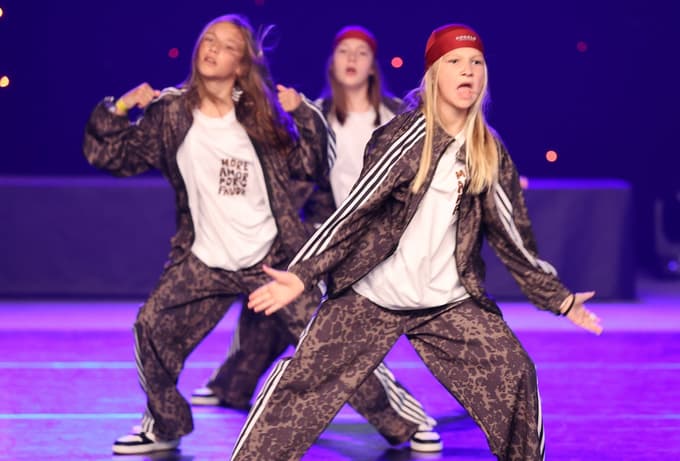 (FOTO) Več kot 2000 plesalcev zavzelo Dvorano Tabor: Od baleta do break dancea v nekaj minutah