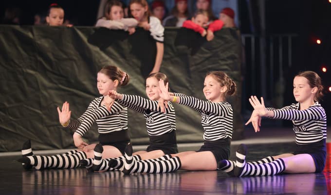 (FOTO) Več kot 2000 plesalcev zavzelo Dvorano Tabor: Od baleta do break dancea v nekaj minutah
